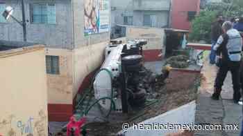 Vuelca pipa sobre Carretera Federal a Cuernavaca; provoca daños a una vivienda - Heraldo de México