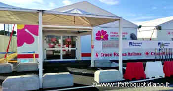 AstraZeneca, tutto fermo al centro vaccinale di Fiumicino: le immagini dei tendoni vuoti - Il Fatto Quotidiano