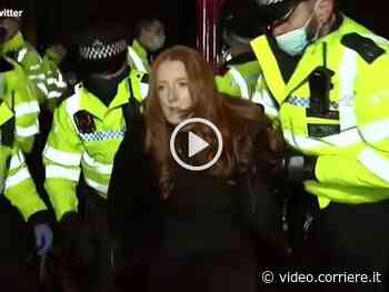 Londra, scontri alla veglia per Sarah Everard: il fermo di Patsy Stevenson fa il giro del mondo - Corriere TV