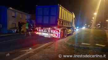 Incidente a Novi di Modena: giovane incastrato sotto un camion - il Resto del Carlino
