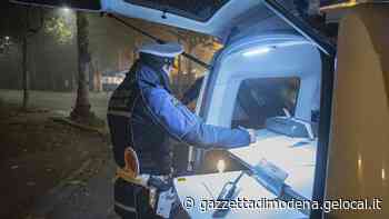 Modena. Ubriaco e fuori casa di notte senza motivo: si schianta in auto - La Gazzetta di Modena