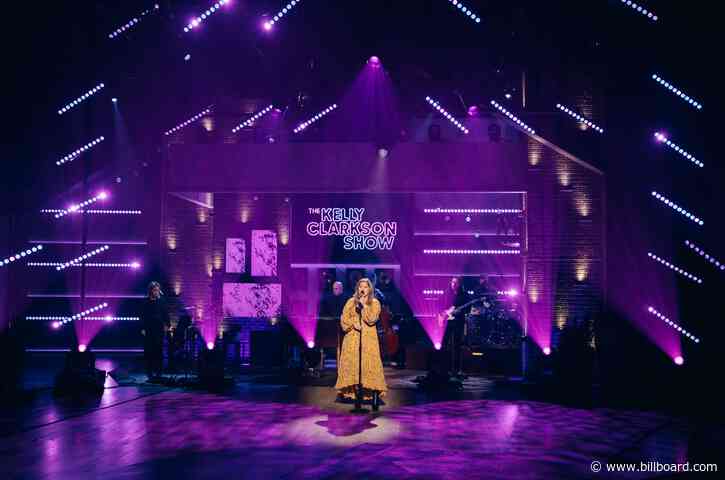 Kelly Clarkson Dedicates Trisha Yearwood Cover to the Original ‘Walkaway Joe’