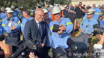 Federal, Victorian governments back $150m deal to keep Portland Aluminium smelter running