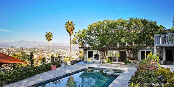The 8 best Airbnbs in Los Angeles, including homes with private pools, views of the Hollywood sign, and easy beach access