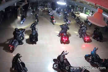 Video shows thieves roll out of dealership front doors with four Harleys
