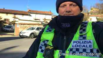 L'ispettore di polizia a Farigliano che indossa la videocamera per raccogliere prove - Cuneocronaca.it - Cuneocronaca.it