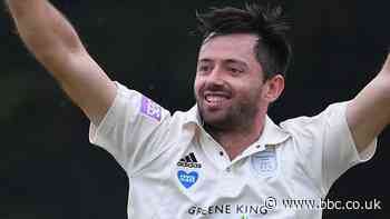 Ian Holland: Hampshire all-rounder extends contract until end of 2022 season