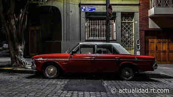 Gerardo Korn, el 'cazador nocturno' que recorre las calles de Buenos Aires para fotografiar autos clásicos... - RT en Español