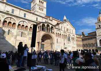 Modena, la rabbia dei ristoratori 'Io apro': 500 persone in piazza - La Pressa