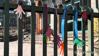 Clusone, manine colorate per chiedere di tornare a scuola - MyValley.it