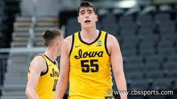 Iowa vs. Oregon score: Luka Garza's historic career ends as Ducks throttle Hawkeyes to advance to Sweet 16