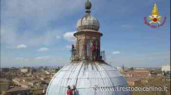 Modena, pompieri sulla cupola della chiesa del Voto - il Resto del Carlino
