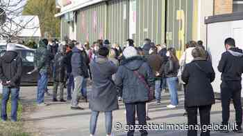 Modena. Vaccini, code e attese L’Ausl si scusa ma avverte: «Venite con i documenti» - La Gazzetta di Modena