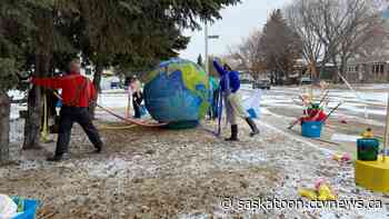 'Their faces light up': Saskatoon theatre group brings outdoor pandemic-friendly show to care homes