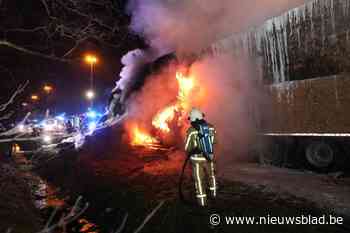 Vrachtwagen met hooi vliegt in brand op E313 in Ranst: file vanaf Wommelgem