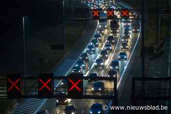 Brandende vrachtwagen met hooi veroorzaakt laat fileleed op E313