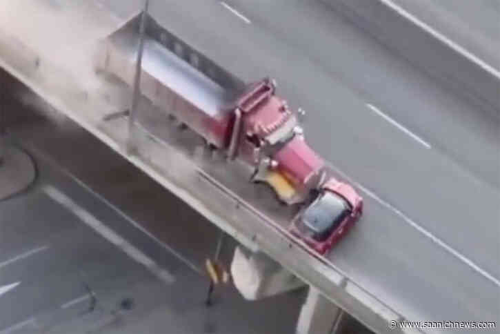 VIDEO: Dump truck driver charged after pushing Mini Cooper along Toronto highway - Saanich News