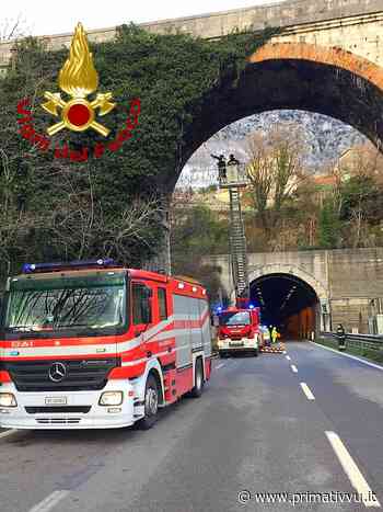 STALATTITI SUL PONTE DI SOLOFRA: INTERVENTO DEI VIGILI DEL FUOCO - - Prima Tivvù