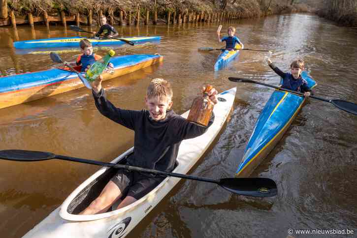 Na het ‘ploggen’ is er nu ook ‘plajakken’: met de kajak slipjes, verdronken varkens en poppen met luiers uit het water vissen