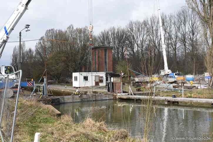 Kraan bedient tijdelijke sluisdeur Sas 2