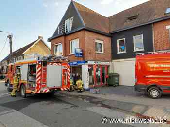 Eigenaar kan brandje in appartement blussen nadat bewoonster in paniek wegliep