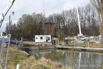 Kraan bedient tijdelijke sluisdeur Sas 2 (Mol) - Gazet van Antwerpen
