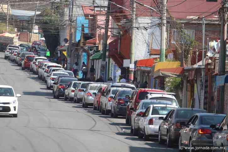 Filas kilométricas y caos en Cuernavaca - La Jornada