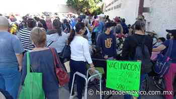 Caos durante vacunación en Cuernavaca; cobran hasta 30 pesos por apartar lugar: FOTOS - Heraldo de México