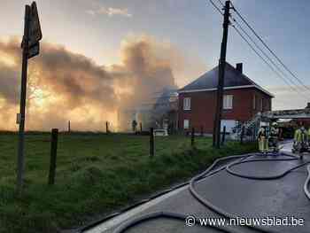 Twee brandweerzones bestrijden brand in schuur