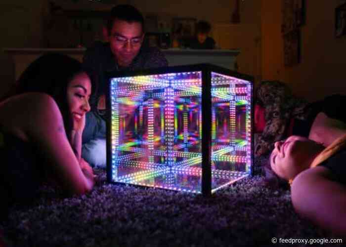 HyperCube “hyper-chromatic art” sound reactive light show