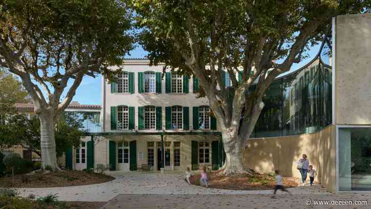 Dominique Coulon & Associés adds curved glass extension to library in a renovated French manor