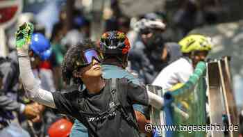 Protest in Myanmar: Mit Steinen gegen Sturmgewehre - tagesschau.de