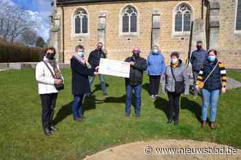 Ziekenzorg blij met schenking van dorpsfeestencomité