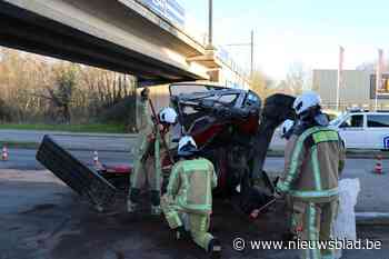 Vrachtwagen geladen met kraan raakt spoorwegbrug: treinverkeer uurtje stilgelegd<BR />