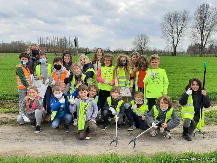 Scholieren maken schoolbuurt proper