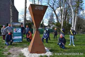 Ontmoetingsplek ingehuldigd met beeld van zandloper en keramieken ‘kluizenaar’