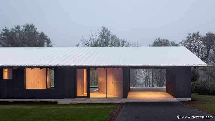 Landry Smith Architect builds wooden bungalow overlooking Oregon river