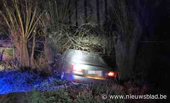 Auto crasht tegen boom na politieachtervolging, inzittenden slaan op de vlucht<BR />