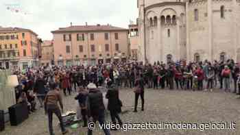 Modena, al comizio dei 'non negazionisti' in piazza Grande - Gazzetta di Modena