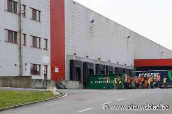 35-jarige vrouw komt onder heftruck terecht na fout manoeuvre en sterft: “Collega die het zag gebeuren is in shock”