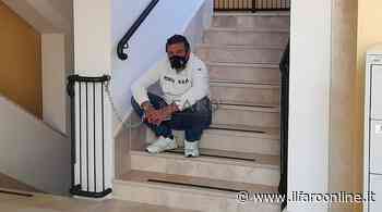 Ardea, dipendente comunale cieco e senza scrivania si incatena in Comune: "Voglio rispetto" - IlFaroOnline.it