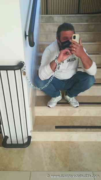 Dipendente comunale cieco si incatena al Comune di Ardea: ‘Mi hanno negato la dignità del lavoro’ - Il Corriere della Città