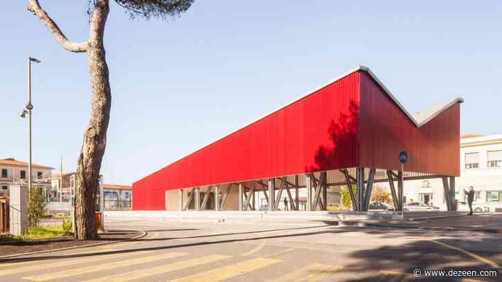 UNA2 covers Italian public square with bright-red loggia