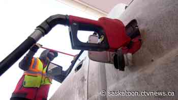 Saskatoon drivers feel pinch at the pumps from carbon pricing