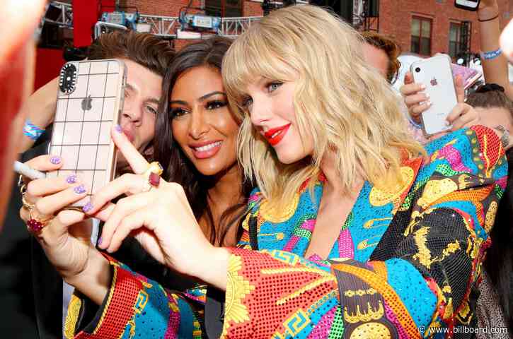 7 Times Taylor Swift Blew Swifties’ Minds With Super Thoughtful Gifts