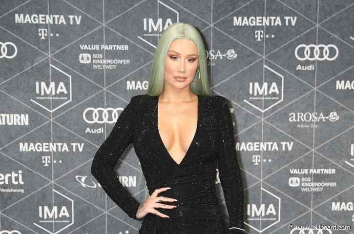Iggy Azalea Debuts New Green Hair Ahead of 2 New Songs