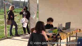 Modena, 'Basta con la Dad' la protesta è una lezione all'aperto con banchi e pc - Gazzetta di Modena