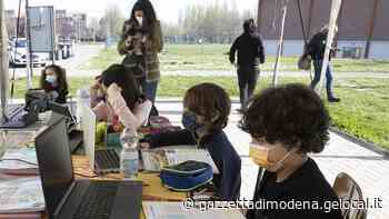 Modena, la protesta. Con banchi e computer fuori dalle scuole «Basta lezioni virtuali» - La Gazzetta di Modena
