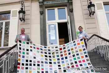Kunstenares hijst lappenvlag aan Hof De Bist in Ekeren - Het Nieuwsblad