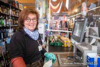 Kassierster Marina gaat na carrière van 33 jaar bij Carrefour op pensioen